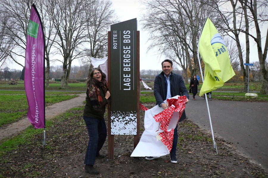 Wethouder Michiel Muis van gemeente Lansingerland en tevens bestuurder van recreatieschap Rottemeren onthult de vernieuwde entree van het Lage Bergse Bos bij de Henriette Boslaan.
